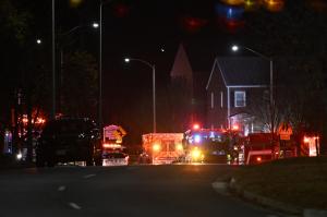Momentul în care o casă din Virginia explodează, în timpul unui schimb de focuri. Poliţiştii înconjuraseră locuinţa