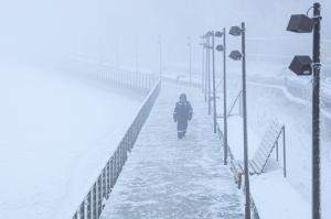 Rusia, îngropată în zăpadă. Temperaturile ajung şi la - 60 de grade Celsius în unele zone. Zeci de zboruri anulate
