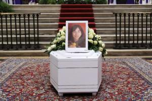 Mii de oameni la înmormântarea Giuliei, studenta ucisă cu bestialitate de iubit. Gestul emoţionant al mulţimii când sicriul a fost scos din biserică, în Italia