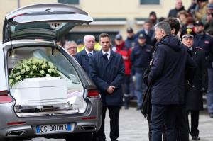 Mii de oameni la înmormântarea Giuliei, studenta ucisă cu bestialitate de iubit. Gestul emoţionant al mulţimii când sicriul a fost scos din biserică, în Italia