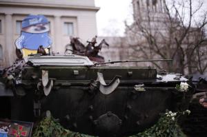 Tancul rusesc distrus în Ucraina şi plasat, în semn de protest, în faţa ambasadei Rusiei din Berlin, va fi mutat în Olanda