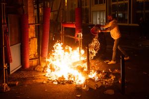 Peste 3 milioane de francezi, în stradă. Manifestanţii au dat foc primăriei din Bordeaux, o femeie a rămas fără un deget la Rouen