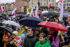 Mii de polonezi, în stradă pentru a apăra reputația papei Ioan Paul al II-lea. Fostul Suveran Pontif, acuzat că a ascuns abuzurile preoților când era arhiepiscop