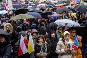 Mii de polonezi, în stradă pentru a apăra reputația papei Ioan Paul al II-lea. Fostul Suveran Pontif, acuzat că a ascuns abuzurile preoților când era arhiepiscop