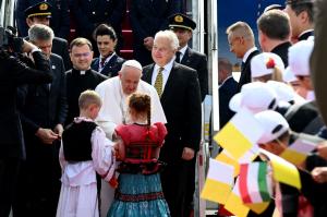 Momentul în care Papa Francisc a aterizat în Ungaria. Întâlnirea sa cu premierul Viktor Orban stă sub semnul războiului din Ucraina