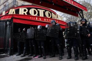 Franţa fierbe din nou: Restaurantul preferat al lui Macron a fost incendiat. Jandarmii, atacaţi cu pietre şi vopsea