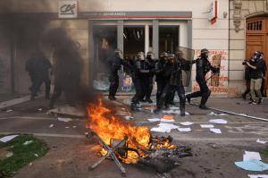 Franţa fierbe din nou: Restaurantul preferat al lui Macron a fost incendiat. Jandarmii, atacaţi cu pietre şi vopsea