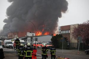 Avertizare de nor toxic la Hamburg, peste 100 de evacuaţi. Cerul s-a întunecat în urma unor incendii izbucnite la mai multe depozite