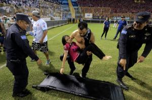 Busculadă pe un stadion din El Salvador: Cel puţin 12 oameni au murit călcați în picioare, alţi 500 au fost răniţi