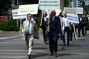 "Lacheii te slugăresc, liberalii te urăsc!". Orban a protestat la Cotroceni: Iohannis face de ziua lui propria mineriadă politică