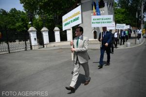 "Lacheii te slugăresc, liberalii te urăsc!". Orban a protestat la Cotroceni: Iohannis face de ziua lui propria mineriadă politică
