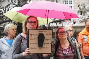 Proteste de amploare în Polonia, faţă de legea anti-avort, după moartea unei alte tinere însărcinate, în spital: "Din cauza deciziilor politice, femeile mor"