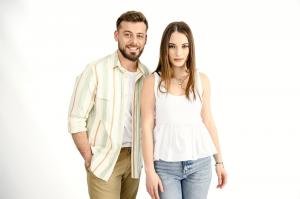 Numele noi ale serialului "Lasă-mă, îmi place! Camera 609", de la Antena 1. Alexandra Ciobanu şi Emanuel Cîrstea, în roluri de secretară şi medic în comedia romantică