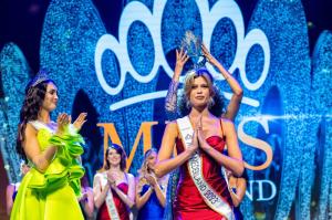 O femeie transsexuală câştigă în premieră concursul de frumuseţe Miss Olanda. Rikkie Kolle spune că apără cauza "micilor Rikkie care sunt respinşi de familiile lor"