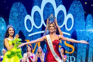 O femeie transsexuală câştigă în premieră concursul de frumuseţe Miss Olanda. Rikkie Kolle spune că apără cauza "micilor Rikkie care sunt respinşi de familiile lor"