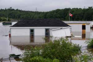 Prăpăd în Canada, după ce în 24 de ore a plouat cât pentru 3 luni. Doi copilași sunt dați dispăruți, după ce mașina în care se aflau a fost înghițită de ape
