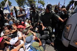 Parlamentul din Israel a adoptat legea controversată care limitează puterea Curţii Supreme. Proteste la Ierusalim. FOTO