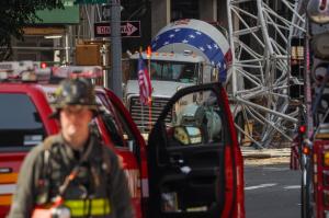 Macara prăbuşită pe un bulevard din New York: 6 persoane, rănite. Momentul în care utilajul se rupe şi o bucată cade la pământ, după ce a luat foc