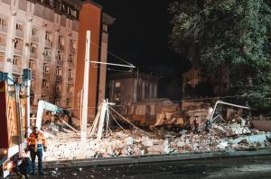 O rachetă rusească a făcut prăpăd în Dnipro. Sediul local al serviciului de informaţii, distrus parţial. Cel puţin 9 persoane au fost rănite