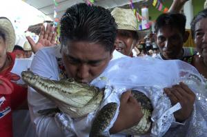 Un primar din Mexic a luat de nevastă un crocodil și îl alintă "fata mea prințesă". Imagini de la nuntă