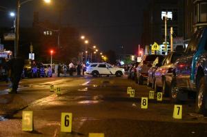 Patru persoane moarte şi doi copii răniţi, după ce un bărbat a deschis focul la întâmplare cu o puşcă de asalt, în plină stradă în Philadelphia