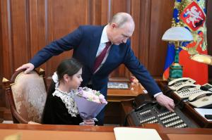 Putin, încă un exercițiu de imagine. A primit o fetiță de 8 ani la Kremlin și împreună l-au sunat pe ministrul de Finanțe