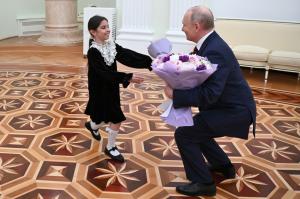 Putin, încă un exercițiu de imagine. A primit o fetiță de 8 ani la Kremlin și împreună l-au sunat pe ministrul de Finanțe