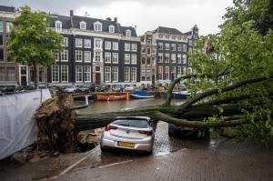 Furtuna Poly a făcut prăpăd în Olanda: un mort, pagube uriaşe şi sute de zboruri anulate. Rafalele de vânt au atins 145 km pe oră
