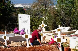 Pensionarul care și-a ucis din dragoste soția bolnavă de cancer a mers pentru prima dată la mormântul ei, după eliberare: "A ajuns să o vadă"