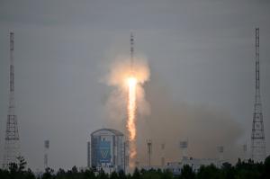 Rusia a lansat prima misiune fără echipaj pe Lună, după 50 de ani, la întrecere cu India. Sonda va ateriza peste două săptămâni la Polul Sud al satelitului