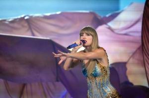 Un fan Taylor Swift a renunțat la șansa de a o vedea de aproape pentru a-și plăti facultatea. Cu cât și-a vândut biletul din primele locuri