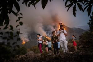 Incendiile din Tenerife. Infernul flăcărilor se extinde către nordul insulei. Guvernul a avertizat populaţia asupra poluării cu gaze şi particule