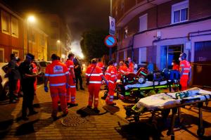 Un mort și 14 răniți, după o explozie puternică într-un bloc din Spania. Pompierii au găsit trupul femeii de 53 de ani prins între dărâmături