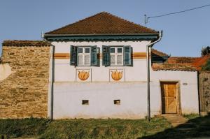 Un ansamblu de 4 case tradiţionale, la doar 20 km de Viscri, se vinde cu aproape jumătate de milion €. De ce este această proprietate unică
