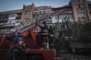 Două "valuri" de rachete au lovit Pokrovsk, un oraş din Doneţk. Sunt cel puţin 7 morţi şi 57 de răniţi, printre care şi copii