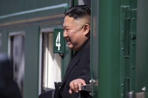 Kim Jong Un a plecat cu un tren special pentru a se întâlni cu Vladimir Putin în Rusia. Ce vor primi ruşii din Coreea de Nord