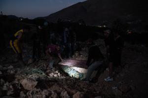 "Acum am mai rămas doi”. Şi-a pierdut soţia şi cele două fiice sub dărâmături în urma cutremurului din Maroc. Doar fiul i-a mai rămas să-l ajute să meargă mai departe