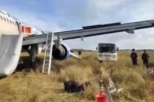 VIDEO. Un avion Airbus A320 cu 165 de oameni la bord a aterizat forţat într-un lan de grâu din Siberia. Pasagerii s-au evacuat singuri