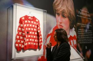 Celebrul pulover roşu cu oiţe al Prinţesei Diana a fost vândut cu o sumă exorbitantă. Bătălie aprigă în timpul licitaţiei
