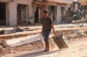 "Nu vrem mâncare, aduceţi-ne pungi pentru cadavre". Risc de holeră în Libia. Localnicii sunt martorii unor scene de groază: rămăşiţele celor ucişi ies la suprafaţă
