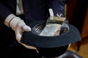 Pălăria purtată de Michael Jackson în timp ce executa primul său moonwalk, scoasă la vânzare. Cât a ajuns să valoreze