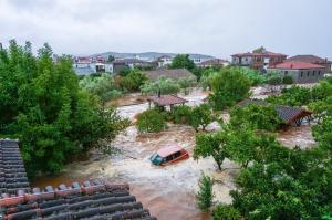 Grecia, lovită de un nou dezastru. Un om a murit şi sute de case sunt inundate în Volos, după o furtună puternică de 10 ore. Străzile, sufocate de şuvoaie