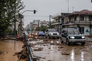 Grecia, lovită de un nou dezastru. Un om a murit şi sute de case sunt inundate în Volos, după o furtună puternică de 10 ore. Străzile, sufocate de şuvoaie