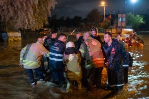 Turcia, lovită de inundaţii şi furtuni puternice. Patru oameni au murit, iar alţi patru sunt daţi dispăruţi. Metroul din Istanbul, inundat