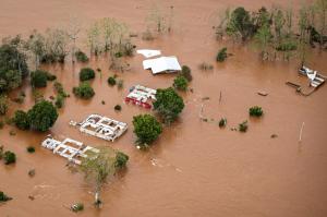 "Oraşul nu mai există". Urcaţi pe case, oamenii s-au rugat să nu fie spulberaţi de apele revărsate, după ciclonul nemilos din Brazilia. Peste 27 de morţi