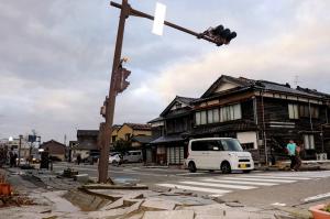 Urmările cutremurului de 7,6 în Japonia: evacuări, clădiri prăbuşite și zeci de mii de gospodării fără energie electrică