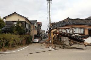 Urmările cutremurului de 7,6 în Japonia: evacuări, clădiri prăbuşite și zeci de mii de gospodării fără energie electrică
