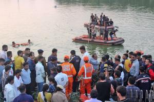 Cel puţin 15 copii şi un profesor au murit, după ce barca în care se aflau s-a răsturnat în India