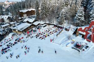Ce li se cere turiştilor să nu mai facă la munte, pe pârtia de schi. Dovada, în imagini din Poiana Braşov