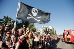 Ziua Piraţilor, sărbătorită de mii de oameni care au mărşăluit pe străzile oraşului Tampa. Ce spune legenda veche de 300 de ani
